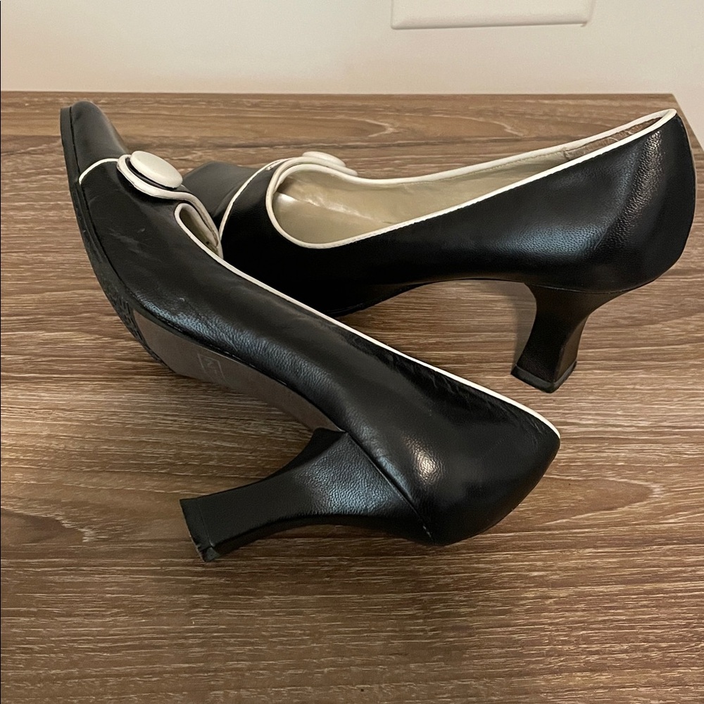 Bellini Shoes Women Size 9W Black White Trim Accents Mid-Height Heel Square Toe - Picture 7 of 10